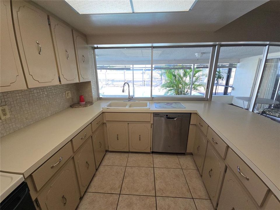 En Venta: $450,000 (4 camas, 2 baños, 1992 Pies cuadrados)