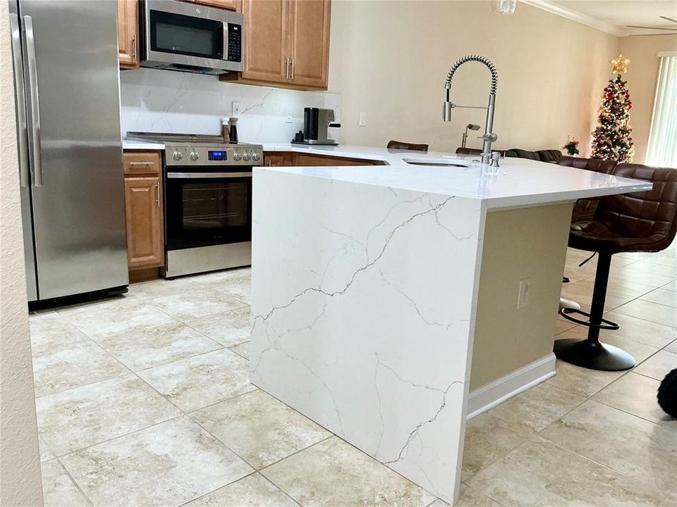 На продажу: $315,000 (2 спален, 2 ванн, 1374 Квадратных фут)