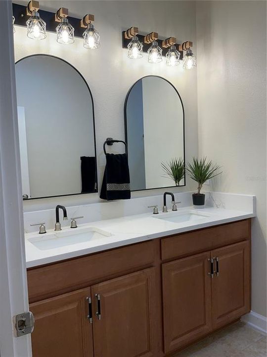 На продажу: $315,000 (2 спален, 2 ванн, 1374 Квадратных фут)