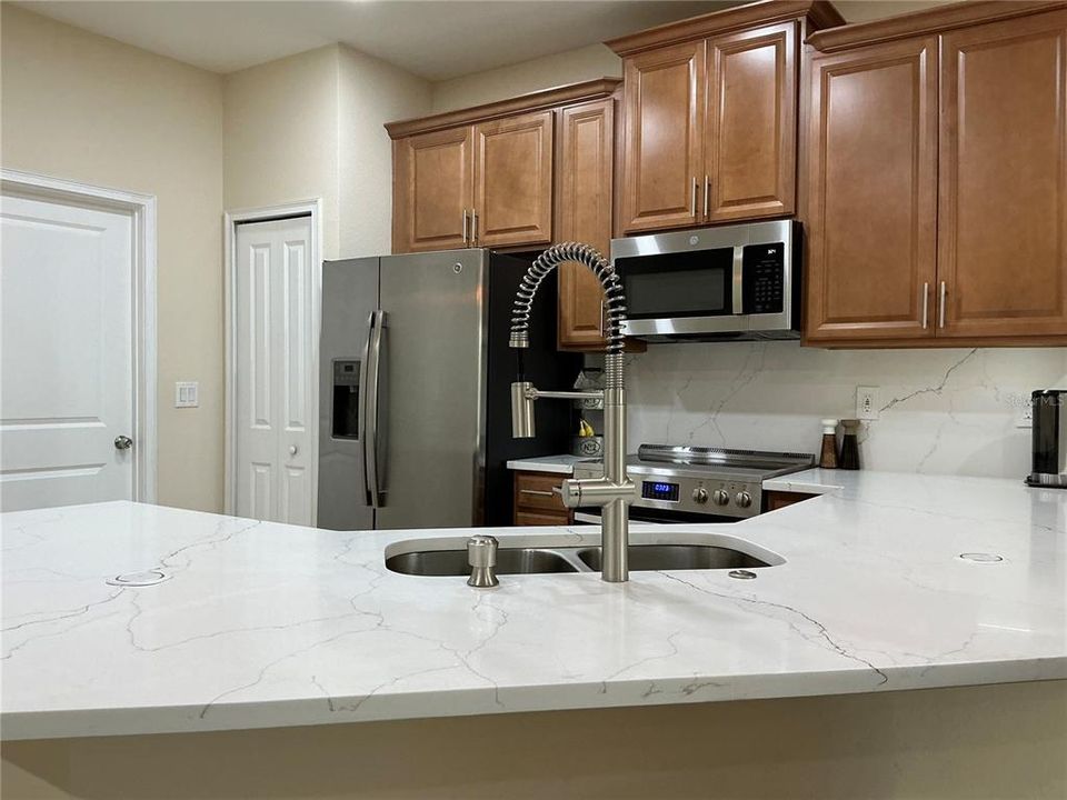 На продажу: $315,000 (2 спален, 2 ванн, 1374 Квадратных фут)