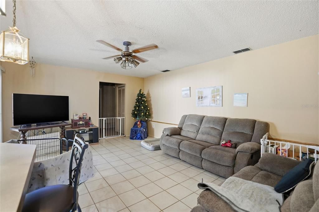 待售: $275,000 (4 贝兹, 3 浴室, 2136 平方英尺)