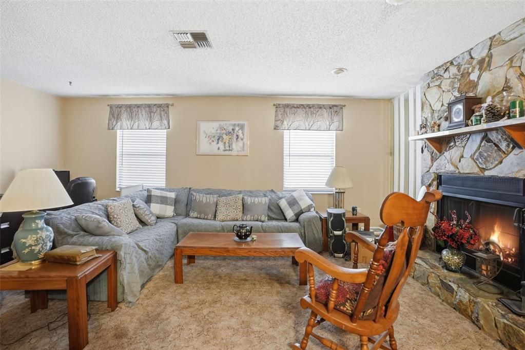 待售: $275,000 (4 贝兹, 3 浴室, 2136 平方英尺)