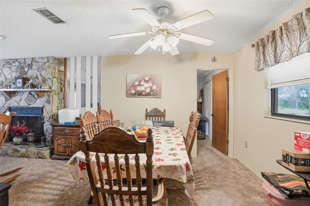 待售: $275,000 (4 贝兹, 3 浴室, 2136 平方英尺)