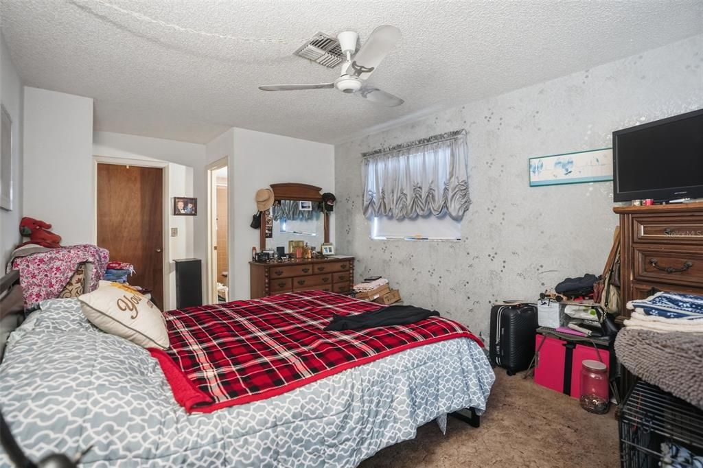 待售: $275,000 (4 贝兹, 3 浴室, 2136 平方英尺)