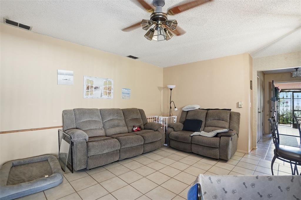 待售: $275,000 (4 贝兹, 3 浴室, 2136 平方英尺)