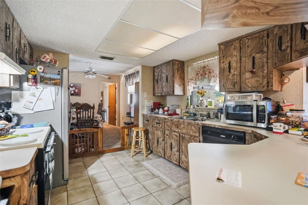 待售: $275,000 (4 贝兹, 3 浴室, 2136 平方英尺)