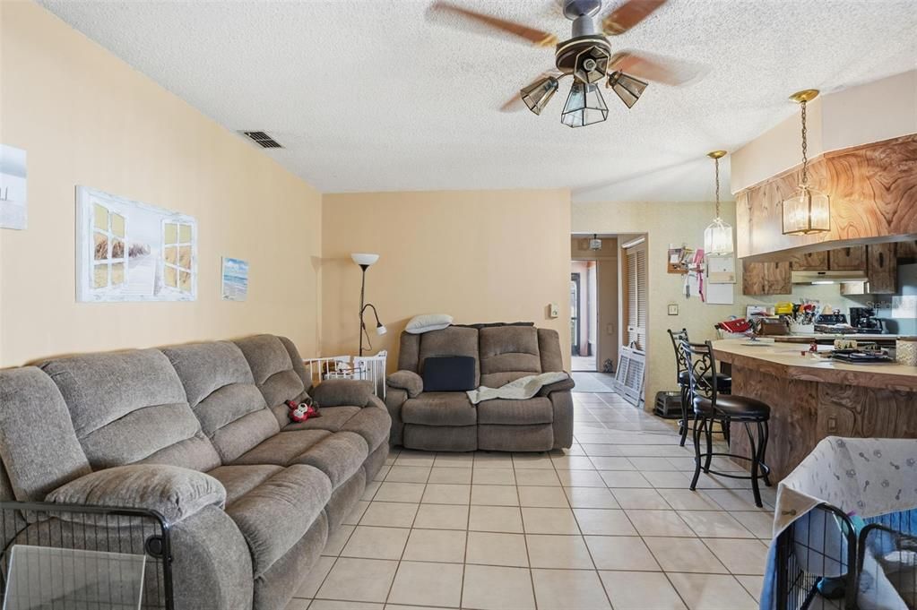 待售: $275,000 (4 贝兹, 3 浴室, 2136 平方英尺)