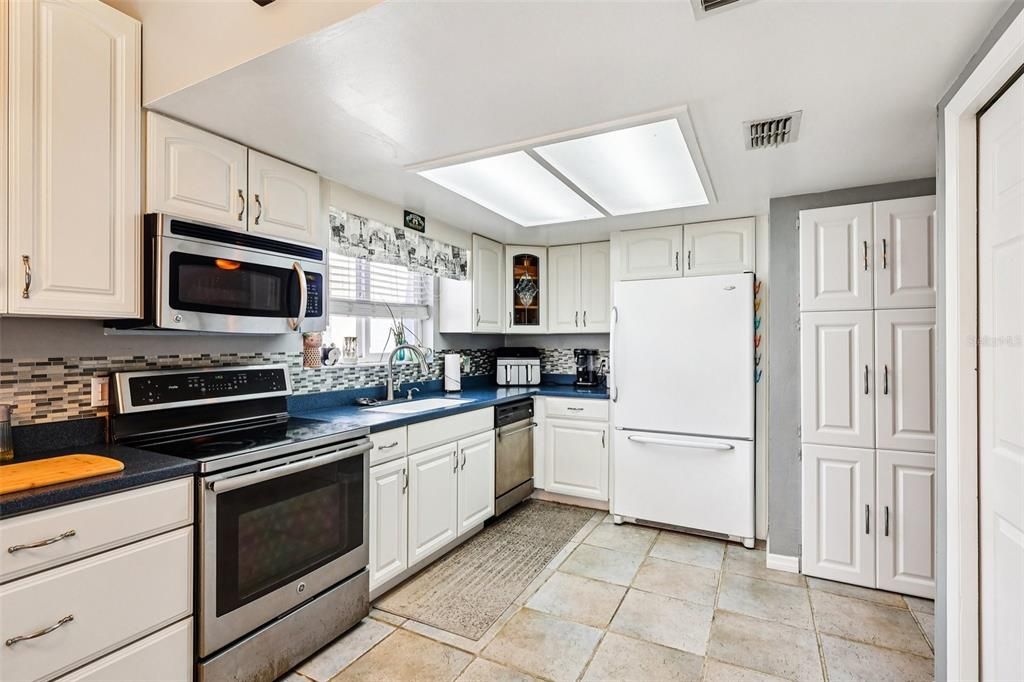 For Sale: $440,000 (4 beds, 3 baths, 1832 Square Feet)