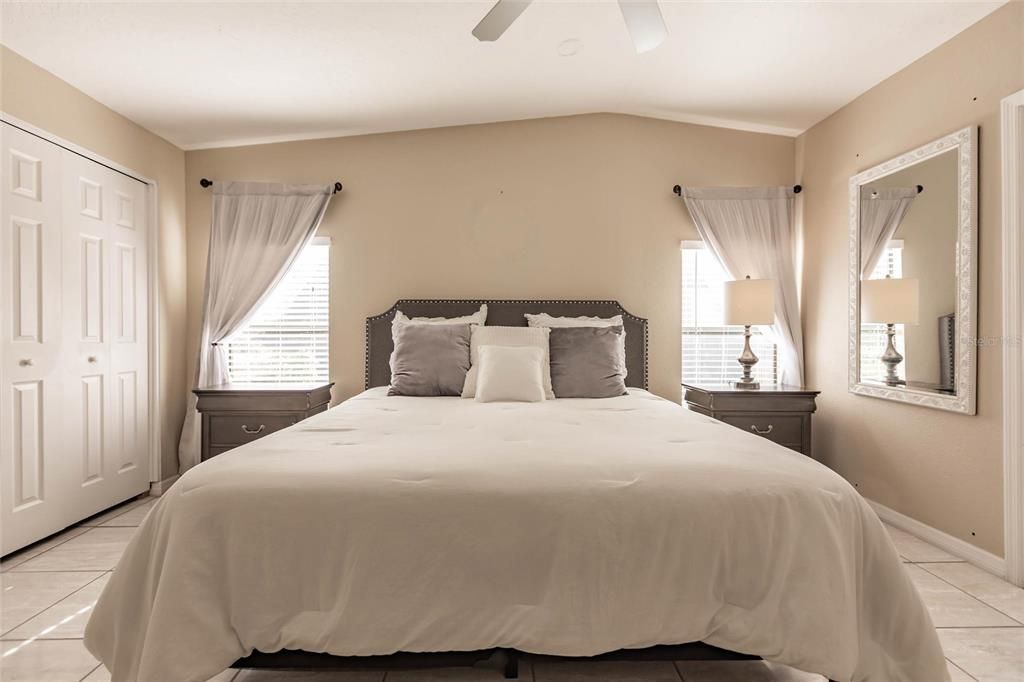 For Sale: $299,900 (2 beds, 2 baths, 1374 Square Feet)