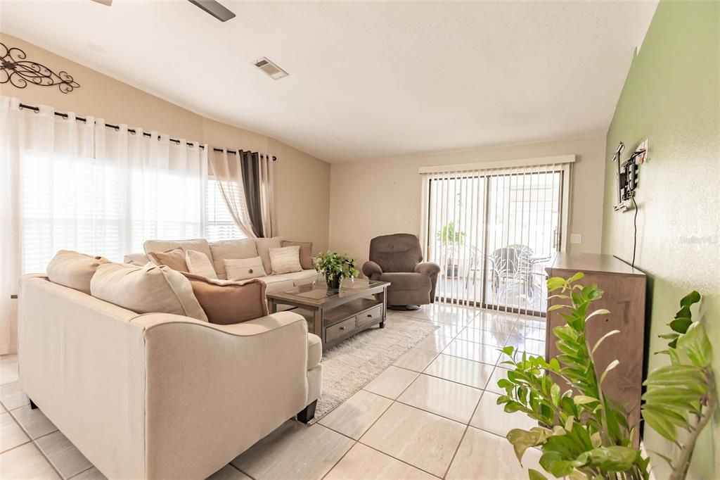 For Sale: $299,900 (2 beds, 2 baths, 1374 Square Feet)