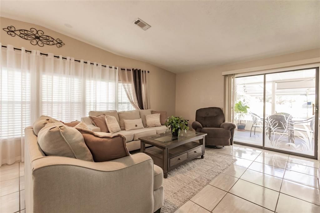 For Sale: $299,900 (2 beds, 2 baths, 1374 Square Feet)