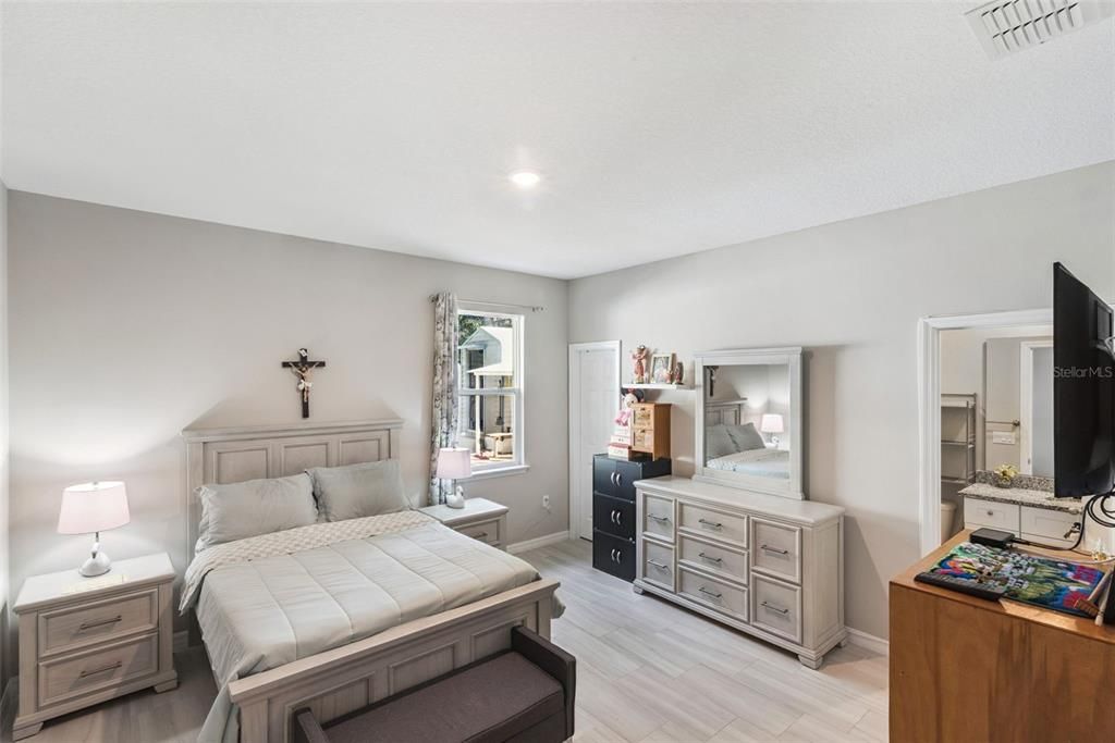 For Sale: $530,000 (6 beds, 0 baths, 2634 Square Feet)