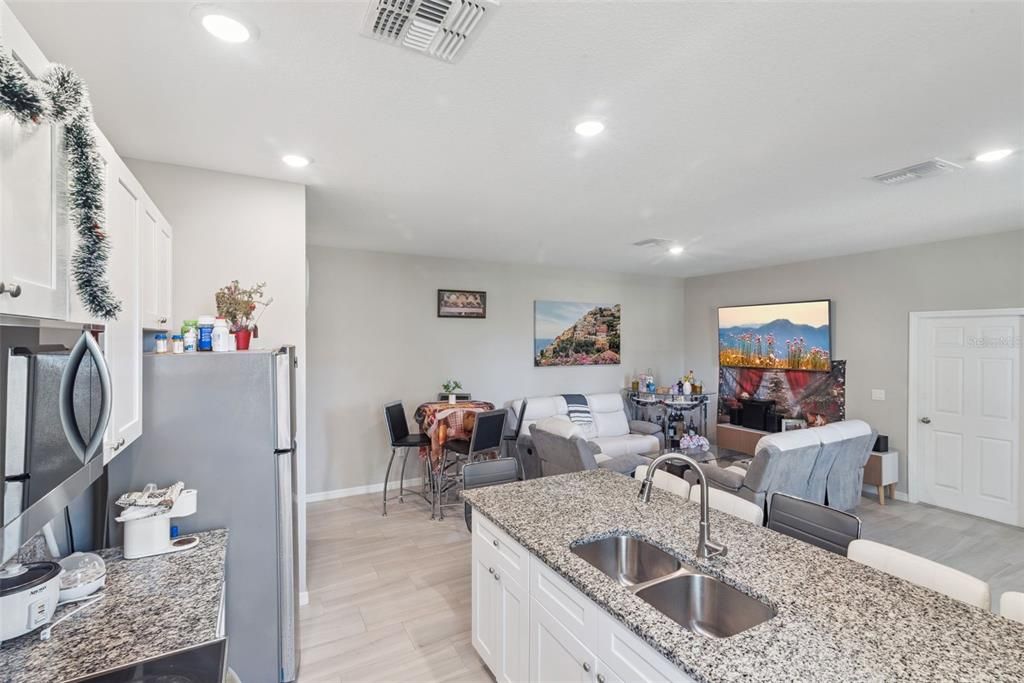 For Sale: $530,000 (6 beds, 0 baths, 2634 Square Feet)