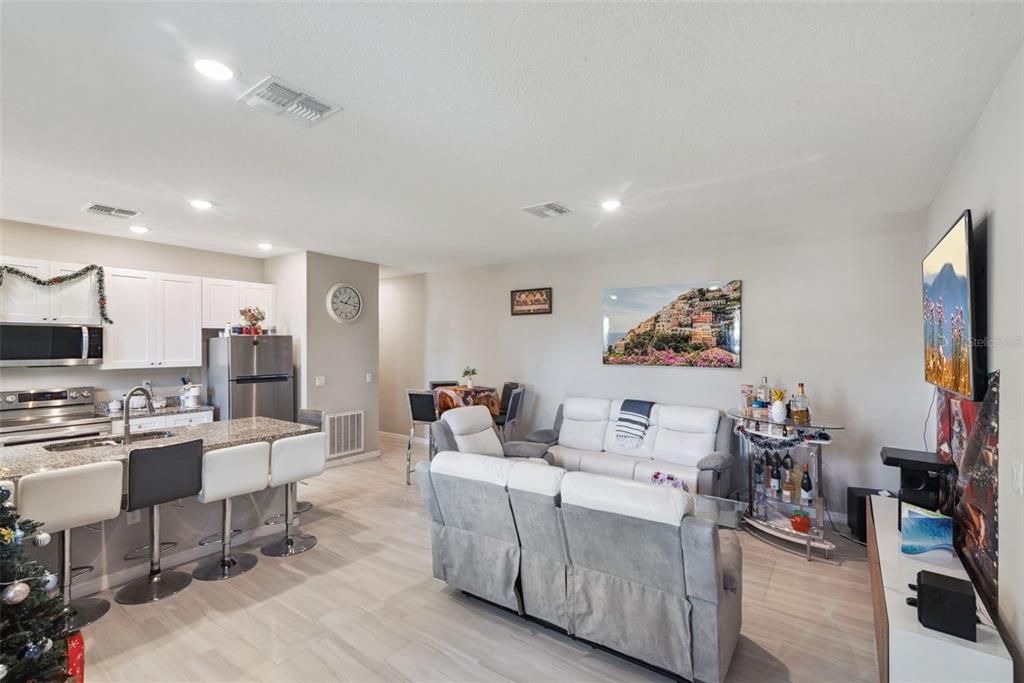 For Sale: $530,000 (6 beds, 0 baths, 2634 Square Feet)