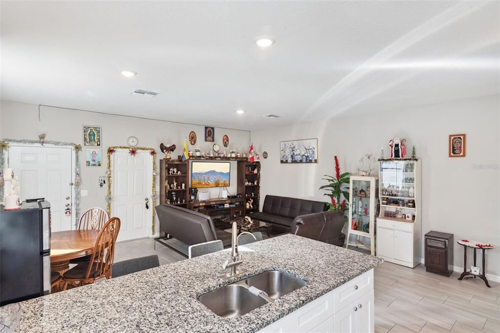 For Sale: $530,000 (6 beds, 0 baths, 2634 Square Feet)