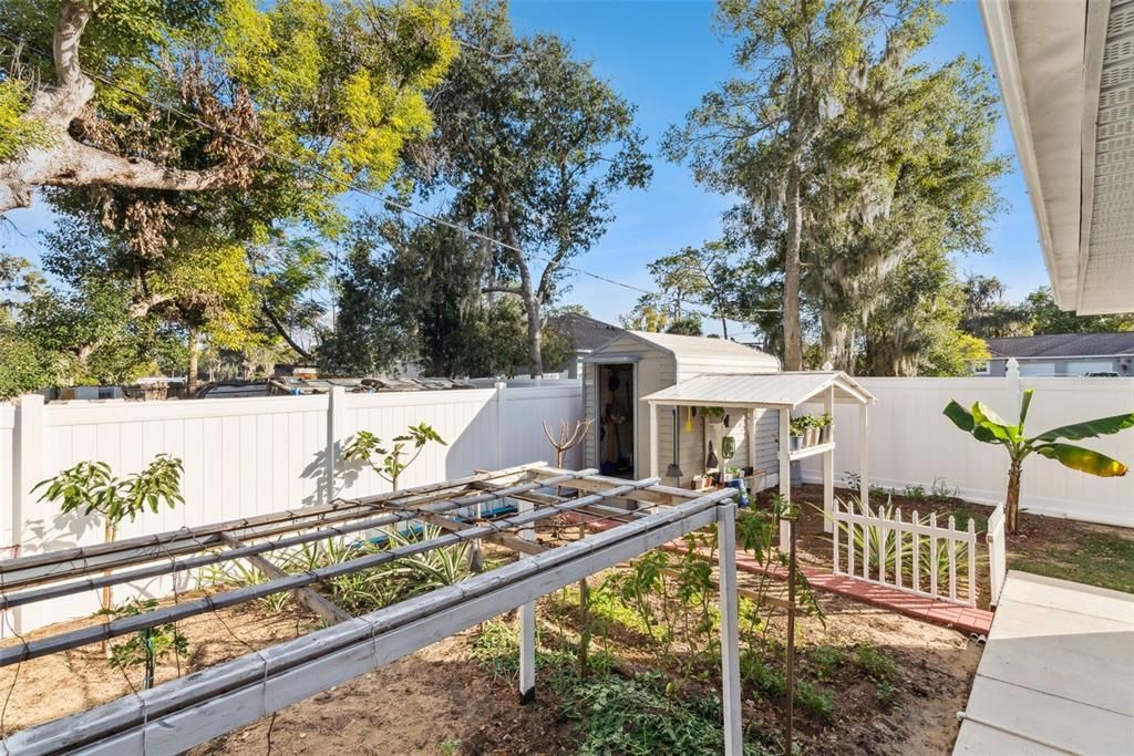 For Sale: $530,000 (6 beds, 0 baths, 2634 Square Feet)