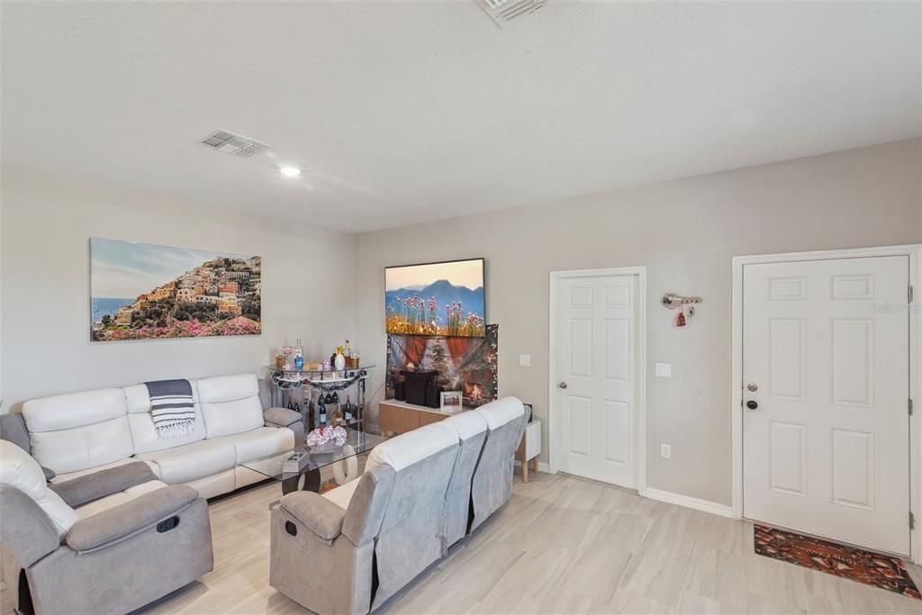 For Sale: $530,000 (6 beds, 0 baths, 2634 Square Feet)