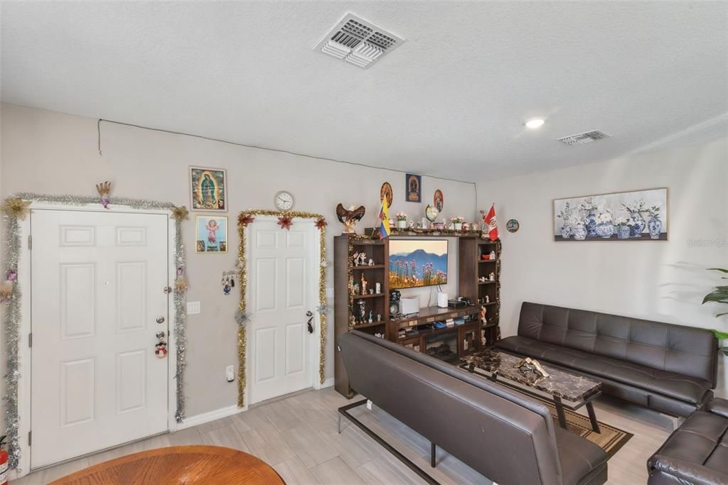 For Sale: $530,000 (6 beds, 0 baths, 2634 Square Feet)