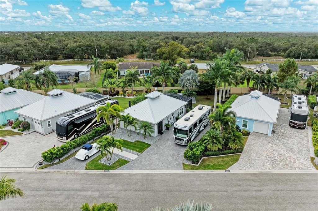 For Sale: $650,000 (1 beds, 1 baths, 1000 Square Feet)