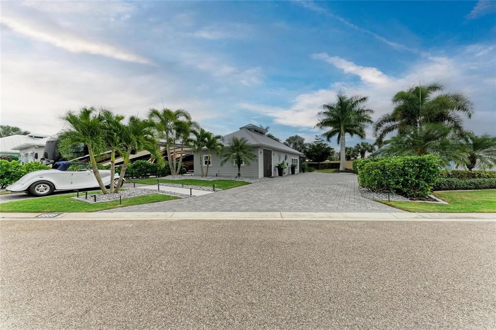 For Sale: $650,000 (1 beds, 1 baths, 1000 Square Feet)