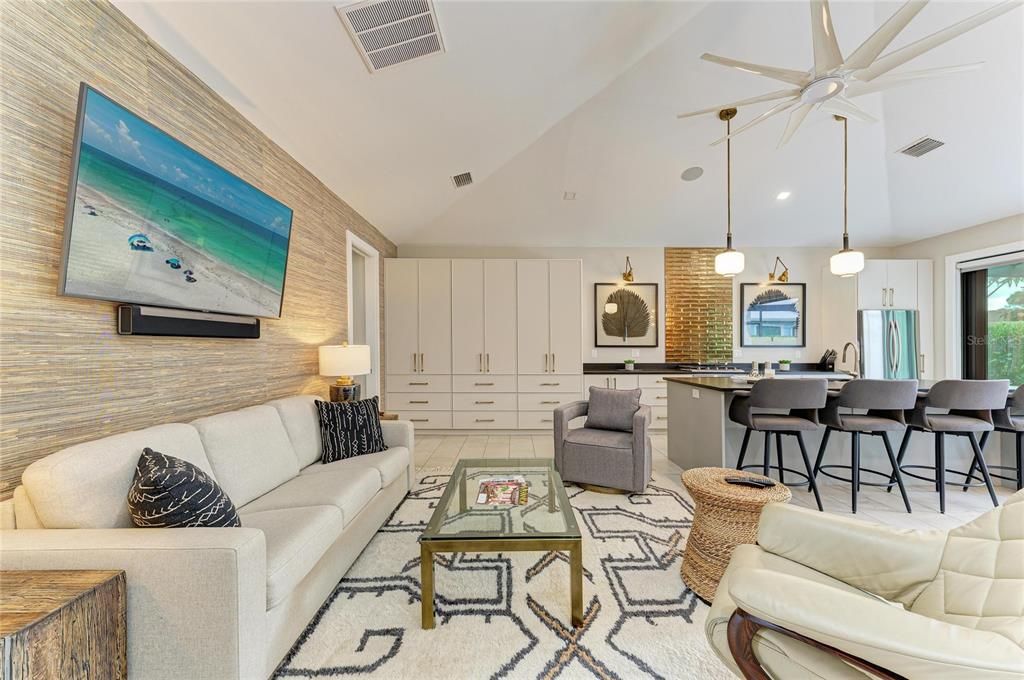 For Sale: $650,000 (1 beds, 1 baths, 1000 Square Feet)