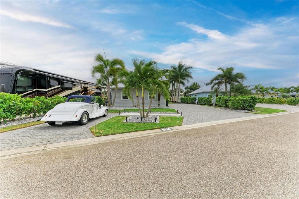 For Sale: $650,000 (1 beds, 1 baths, 1000 Square Feet)