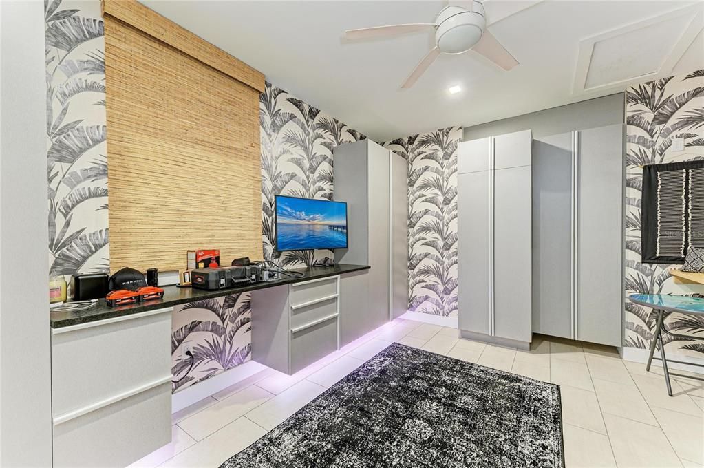 For Sale: $650,000 (1 beds, 1 baths, 1000 Square Feet)