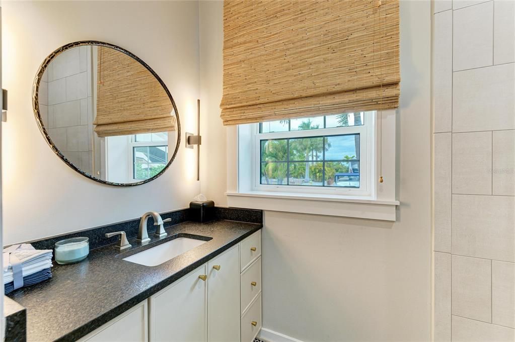 For Sale: $650,000 (1 beds, 1 baths, 1000 Square Feet)