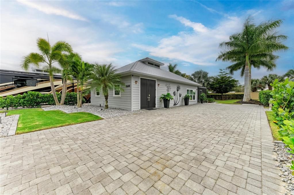 For Sale: $650,000 (1 beds, 1 baths, 1000 Square Feet)