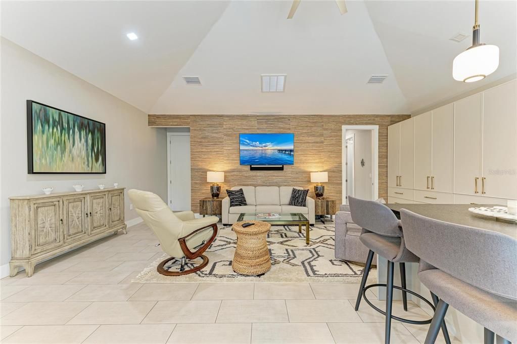 For Sale: $650,000 (1 beds, 1 baths, 1000 Square Feet)