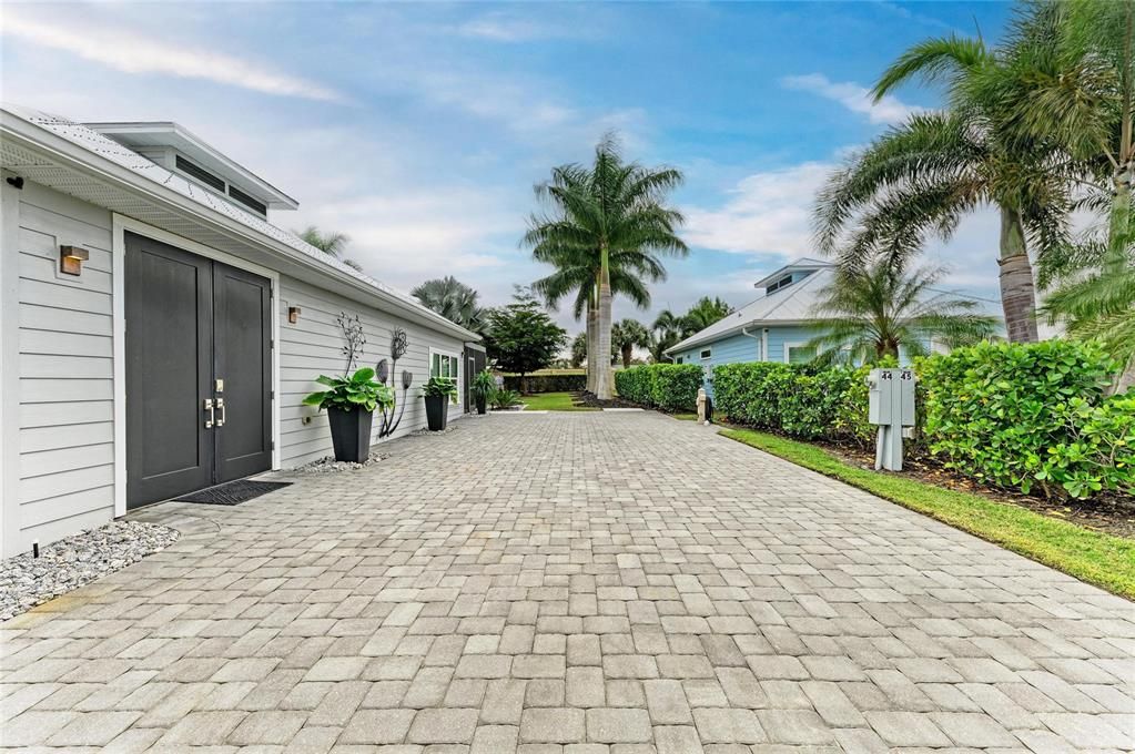 For Sale: $650,000 (1 beds, 1 baths, 1000 Square Feet)