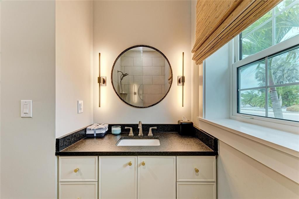 For Sale: $650,000 (1 beds, 1 baths, 1000 Square Feet)