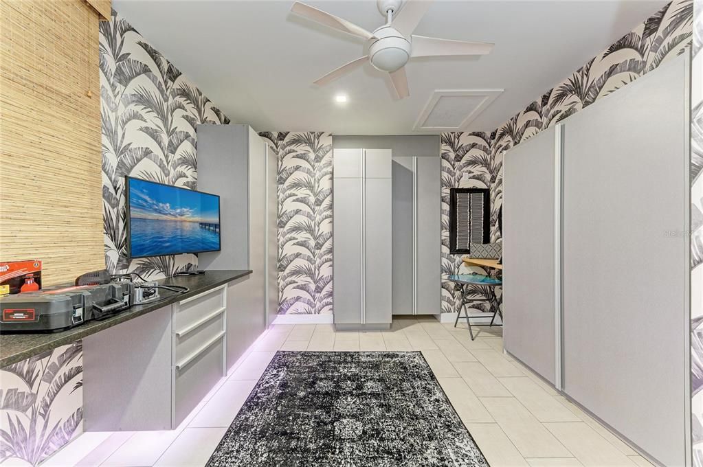 For Sale: $650,000 (1 beds, 1 baths, 1000 Square Feet)