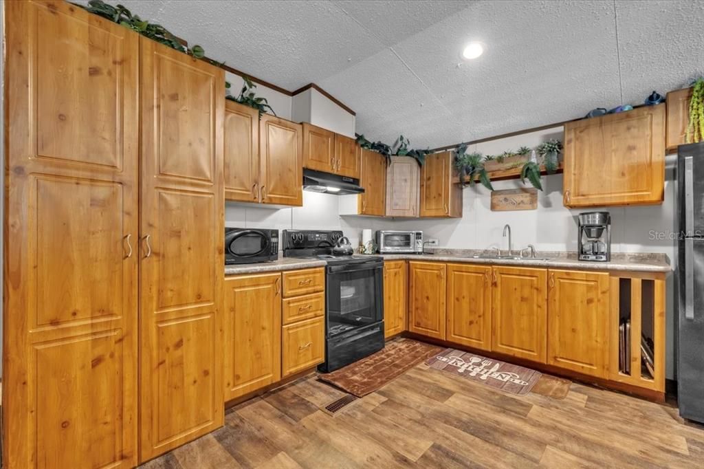 For Sale: $75,000 (3 beds, 2 baths, 1800 Square Feet)