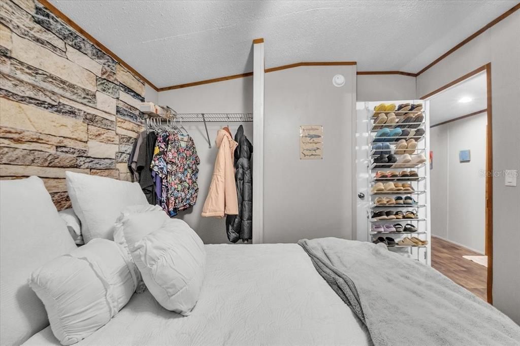 For Sale: $75,000 (3 beds, 2 baths, 1800 Square Feet)