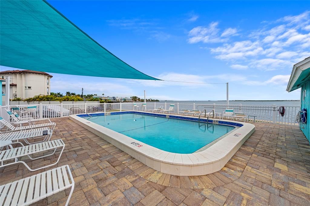 For Sale: $500,000 (2 beds, 1 baths, 729 Square Feet)