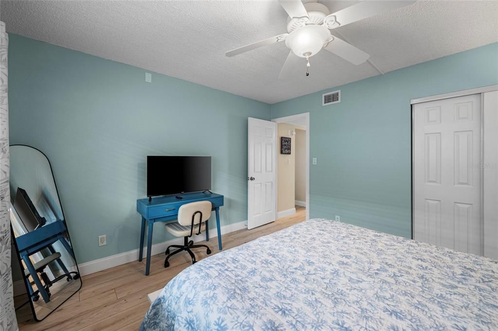 For Sale: $500,000 (2 beds, 1 baths, 729 Square Feet)