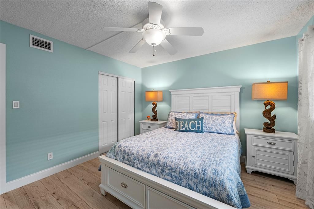 For Sale: $500,000 (2 beds, 1 baths, 729 Square Feet)