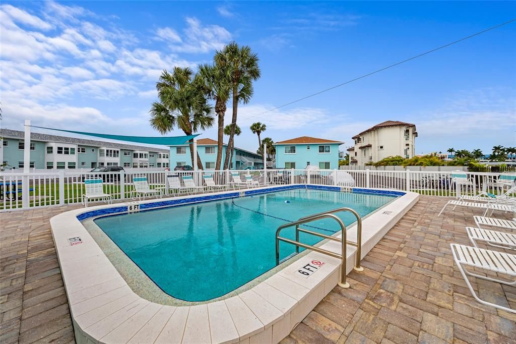 For Sale: $500,000 (2 beds, 1 baths, 729 Square Feet)