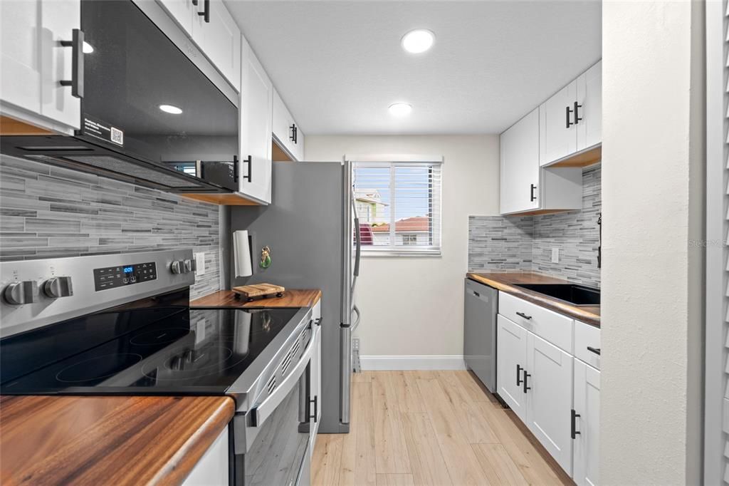 For Sale: $500,000 (2 beds, 1 baths, 729 Square Feet)