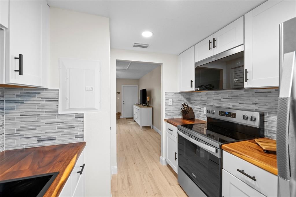 For Sale: $500,000 (2 beds, 1 baths, 729 Square Feet)