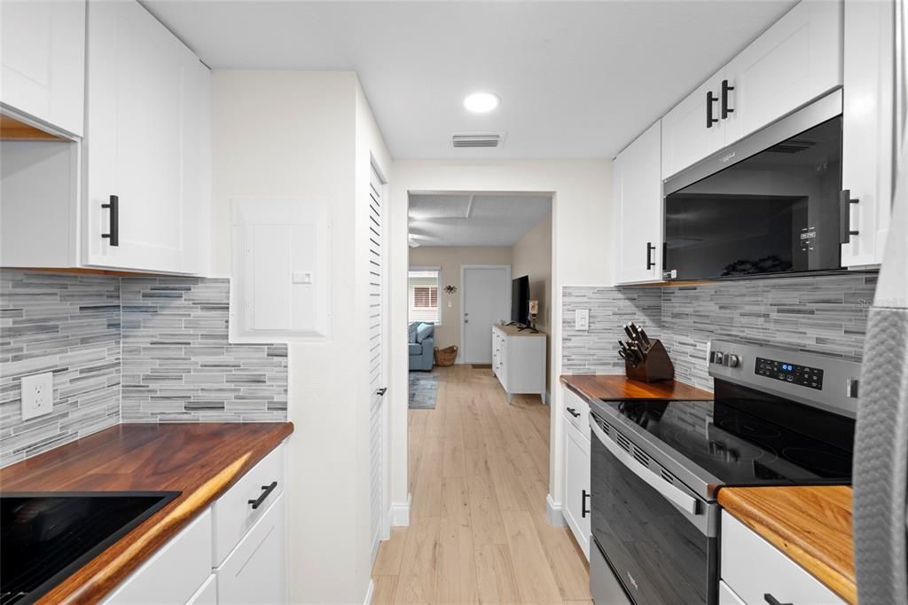 For Sale: $500,000 (2 beds, 1 baths, 729 Square Feet)