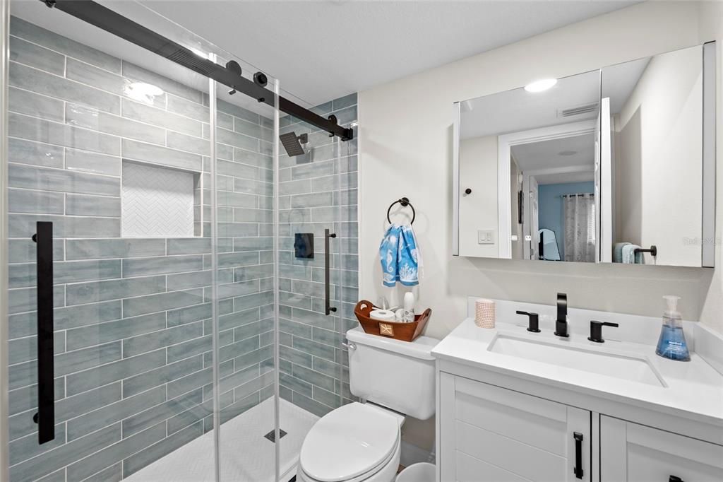 For Sale: $500,000 (2 beds, 1 baths, 729 Square Feet)