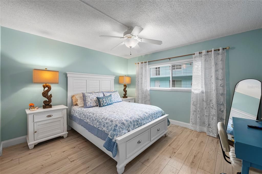 For Sale: $500,000 (2 beds, 1 baths, 729 Square Feet)