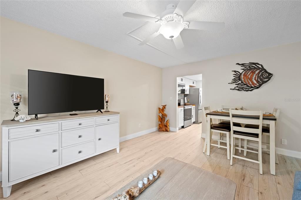 For Sale: $500,000 (2 beds, 1 baths, 729 Square Feet)