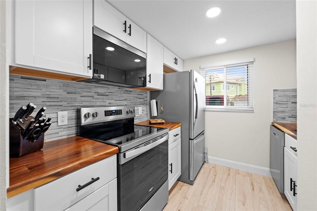 For Sale: $500,000 (2 beds, 1 baths, 729 Square Feet)