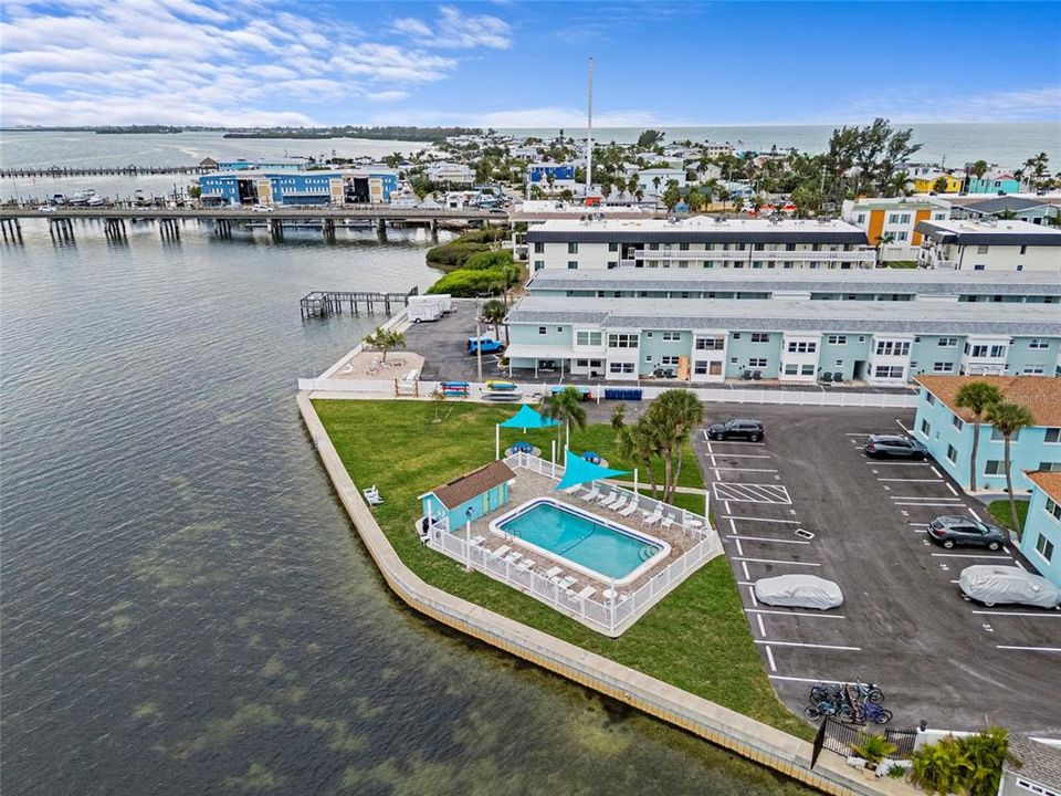 For Sale: $500,000 (2 beds, 1 baths, 729 Square Feet)