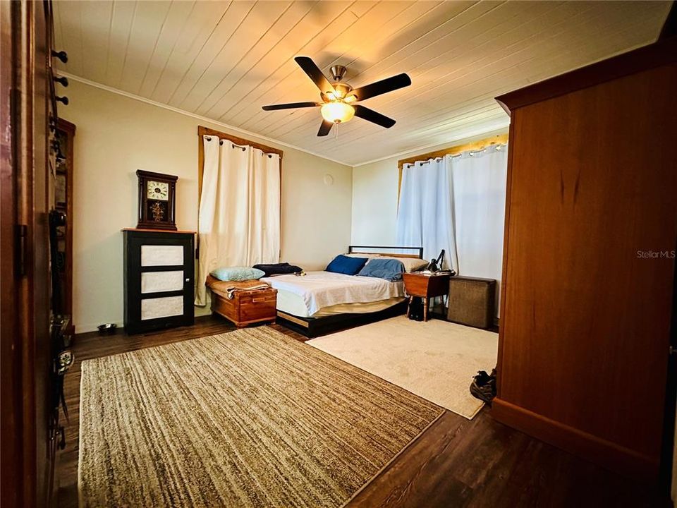 For Sale: $233,000 (1 beds, 1 baths, 812 Square Feet)