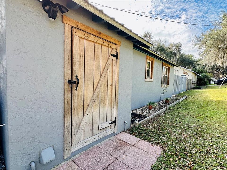 For Sale: $233,000 (1 beds, 1 baths, 812 Square Feet)