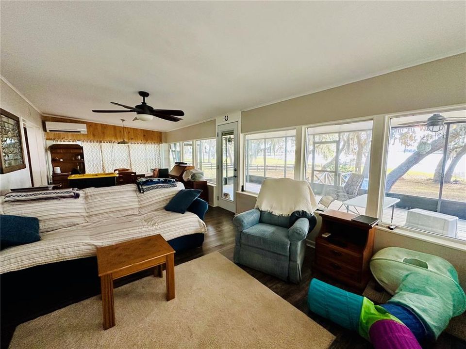 For Sale: $233,000 (1 beds, 1 baths, 812 Square Feet)